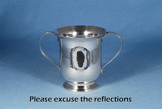 A George III silver loving cup, attributed to John Cormick, Height: 115mm, weight: 8.8oz/275grms.